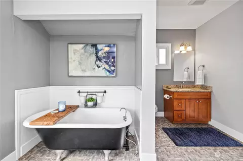 Bath - 2202 Oakes Ave, Everett, WA 98201 photo 1 of 4