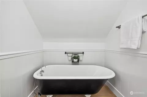 Bath - 2202 Oakes Ave, Everett, WA 98201 photo 4 of 4