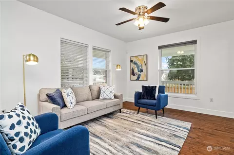 Living - 2202 Oakes Ave, Everett, WA 98201 photo 2 of 5
