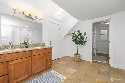Bath - 2202 Oakes Ave, Everett, WA 98201 photo 2 of 4