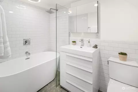 Bath - 119 30th Ave E, Seattle, WA 98112 photo 2 of 2