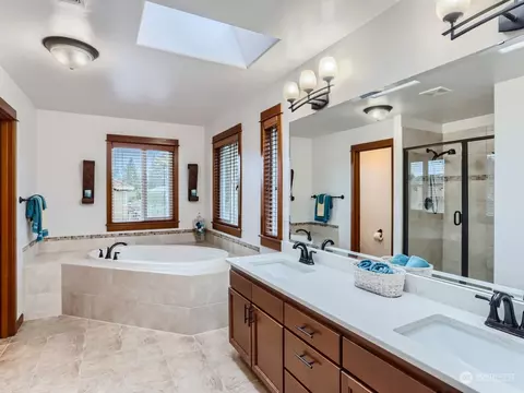 Bath - 14603 42nd Dr SE, Snohomish, WA 98296 photo 2 of 4