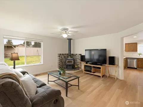 Living - 12432 46th Dr SE, Everett, WA 98208 photo 5 of 5
