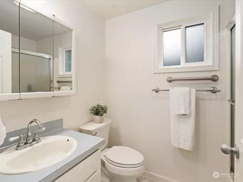 Bath - 12432 46th Dr SE, Everett, WA 98208 photo 2 of 3