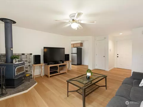 Living - 12432 46th Dr SE, Everett, WA 98208 photo 2 of 5