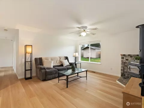 Living - 12432 46th Dr SE, Everett, WA 98208 photo 3 of 5