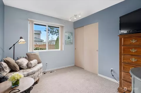 Bedroom - 309 Garland Pl, Enumclaw, WA 98022 photo 2 of 5