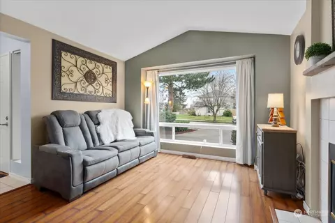 Living - 309 Garland Pl, Enumclaw, WA 98022 photo 2 of 3