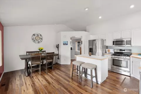 Kitchen - 309 Garland Pl, Enumclaw, WA 98022 photo 5 of 5