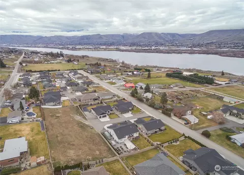 443 NW Spruce Ct, East Wenatchee, WA 98802
