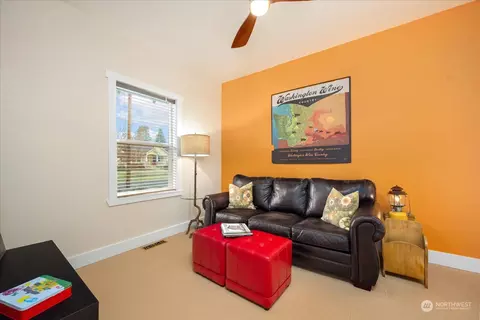Living - 1010 Francis Ave, Walla Walla, WA 99362 photo 3 of 4