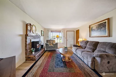 Living - 433 Harmony Ln, Enumclaw, WA 98022 photo 2 of 2