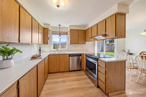 Kitchen - 433 Harmony Ln, Enumclaw, WA 98022 photo 2 of 3