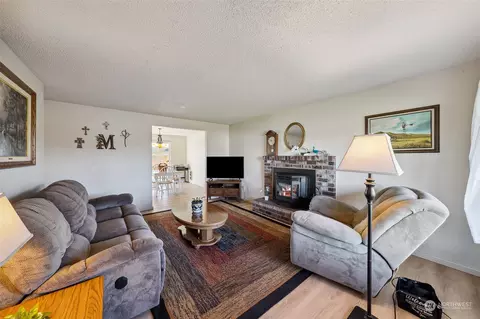 Living - 433 Harmony Ln, Enumclaw, WA 98022 photo 1 of 2