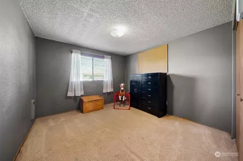 Bedroom - 433 Harmony Ln, Enumclaw, WA 98022 photo 2 of 4