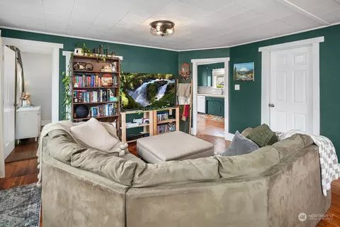 Living - 706 Harrison St, Sumner, WA 98390 photo 2 of 2