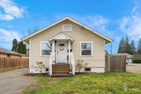 Exterior - 706 Harrison St, Sumner, WA 98390 photo 6 of 7