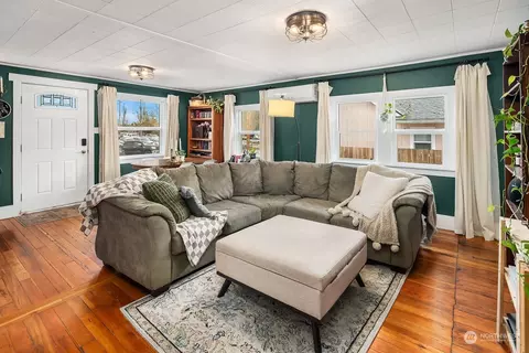 Living - 706 Harrison St, Sumner, WA 98390 photo 1 of 2