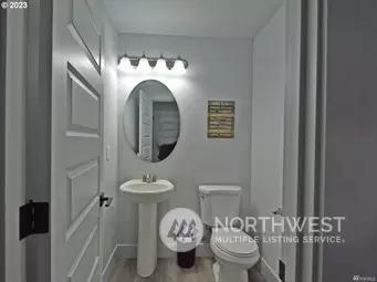 Bath - 308 Oak St, Winlock, WA 98596 photo 1 of 4