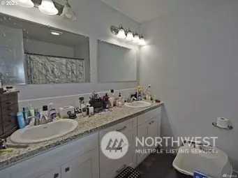 Bath - 308 Oak St, Winlock, WA 98596 photo 2 of 4