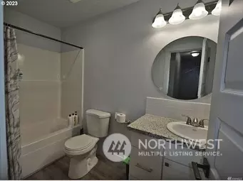 Bath - 308 Oak St, Winlock, WA 98596 photo 4 of 4