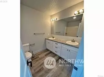 Bath - 308 Oak St, Winlock, WA 98596 photo 3 of 4