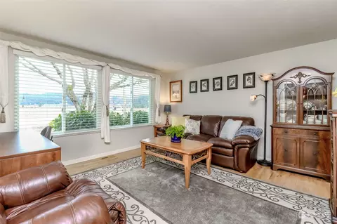 Living - 7486 Riverside Dr E, Sumner, WA 98390 photo 4 of 8