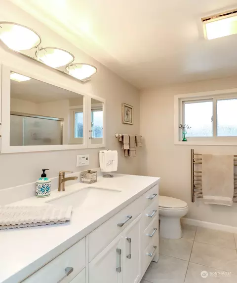 Bath - 7486 Riverside Dr E, Sumner, WA 98390 photo 1 of 2