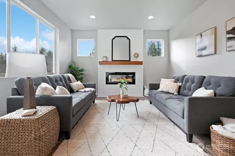 Living - 600 54th St SW #J, Everett, WA 98203 photo 1 of 3
