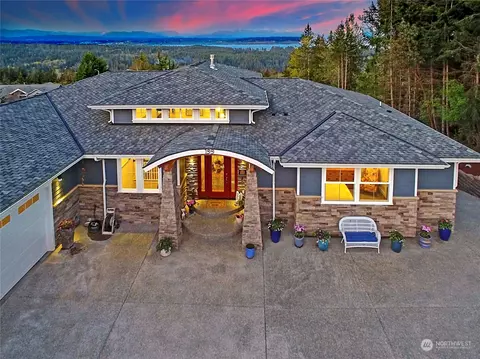 199 Glacier Peak Dr, Camano Island, WA 98282