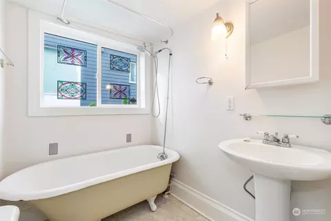 Bath - 109 15th Ave, Seattle, WA 98122 photo 2 of 2