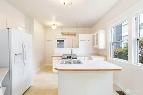 Kitchen - 109 15th Ave, Seattle, WA 98122 photo 3 of 4