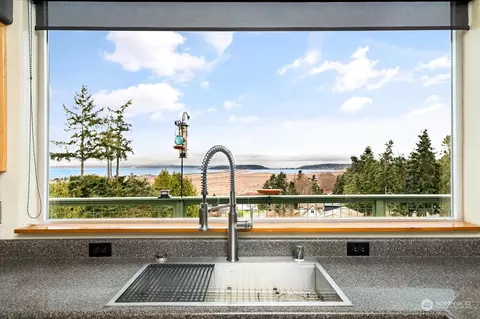 1124 Halsey Dr, Coupeville, WA 98239