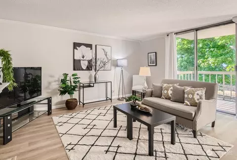 4540 8th Ave NE #302, Seattle, WA 98105