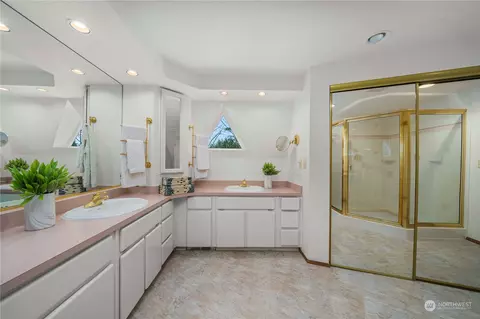 Bath - 24211 SE 380th St, Enumclaw, WA 98022 photo 1 of 3