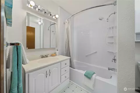 Bath - 24211 SE 380th St, Enumclaw, WA 98022 photo 3 of 3