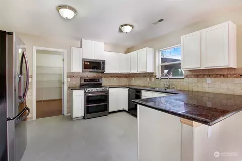Kitchen - 5502 114th St SE, Everett, WA 98208 photo 1 of 2