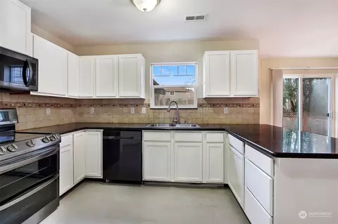 Kitchen - 5502 114th St SE, Everett, WA 98208 photo 2 of 2