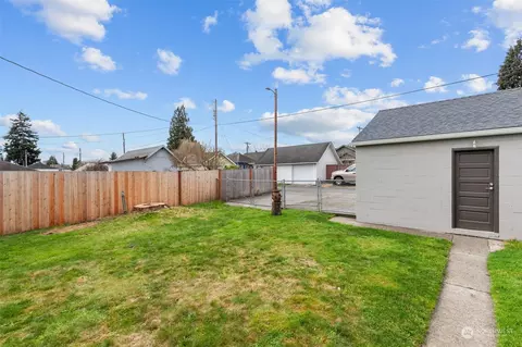 Exterior - 1718 Cedar St, Everett, WA 98201 photo 6 of 7