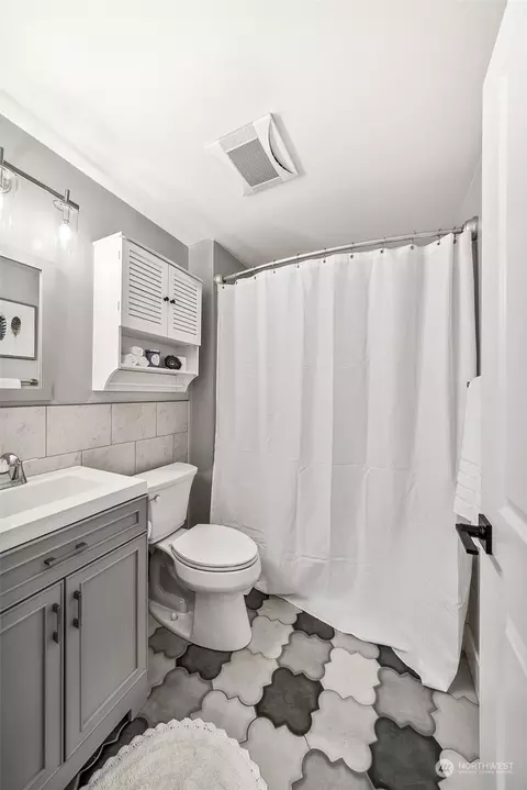Bath - 20915 192nd Ave E, Orting, WA 98360 photo 1 of 4