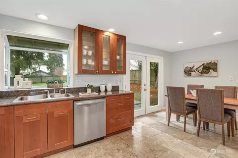 Kitchen - 19012 35th Ave SE, Bothell, WA 98012 photo 4 of 4