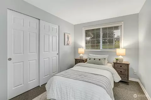 Bedroom - 19012 35th Ave SE, Bothell, WA 98012 photo 4 of 5