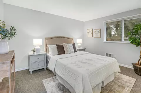 Bedroom - 19012 35th Ave SE, Bothell, WA 98012 photo 1 of 5