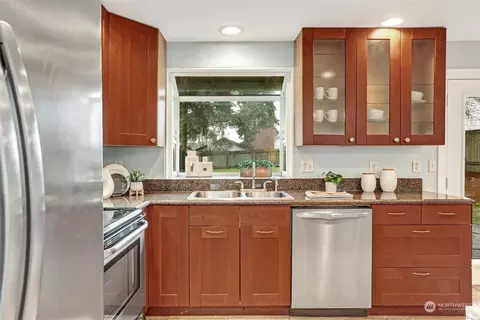 Kitchen - 19012 35th Ave SE, Bothell, WA 98012 photo 3 of 4