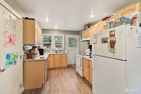 Kitchen - 326 State St #A&B, Sumner, WA 98390 photo 5 of 6