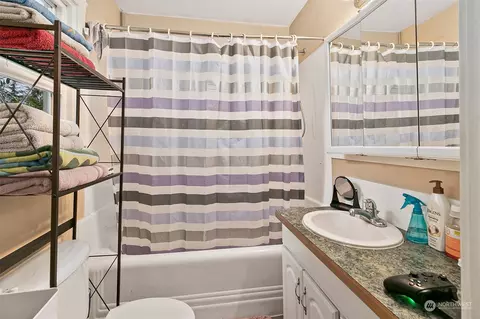 Bath - 326 State St #A&B, Sumner, WA 98390 photo 3 of 5
