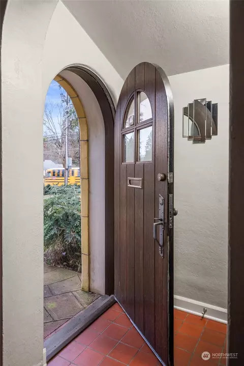 Entry Way - 930 E 28th Ave, Spokane, WA 99203 photo 1 of 1
