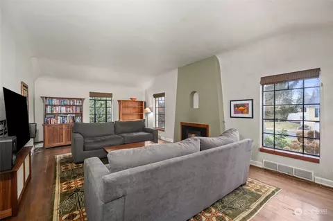 Living - 930 E 28th Ave, Spokane, WA 99203 photo 1 of 4