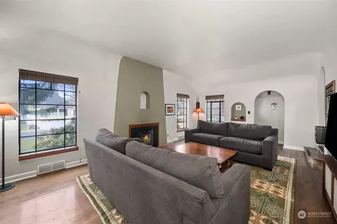 Living - 930 E 28th Ave, Spokane, WA 99203 photo 3 of 4