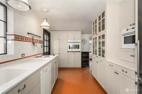 Kitchen - 930 E 28th Ave, Spokane, WA 99203 photo 2 of 3